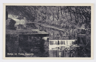 18091 Afbeelding van een sluisje in een waterpartij in het bos bij het Paleis Soestdijk te Soestdijk (gemeente Baarn).
